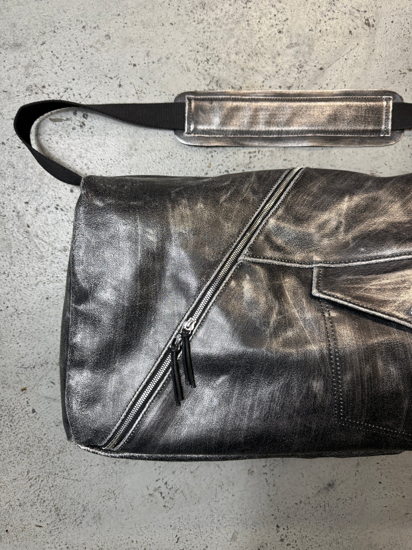 Diagonal zipper bag L v2