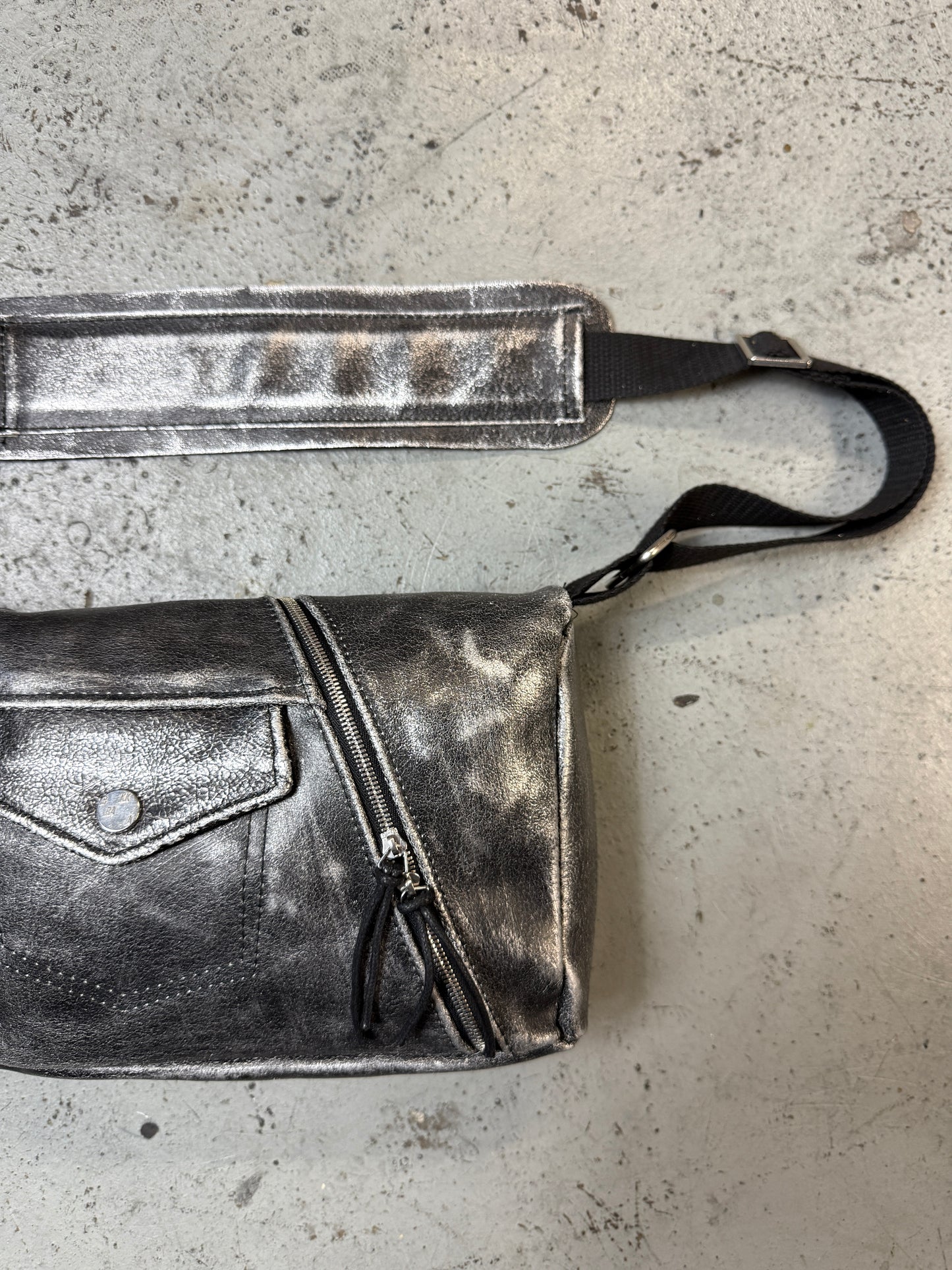 Diagonal zipper bag s v2