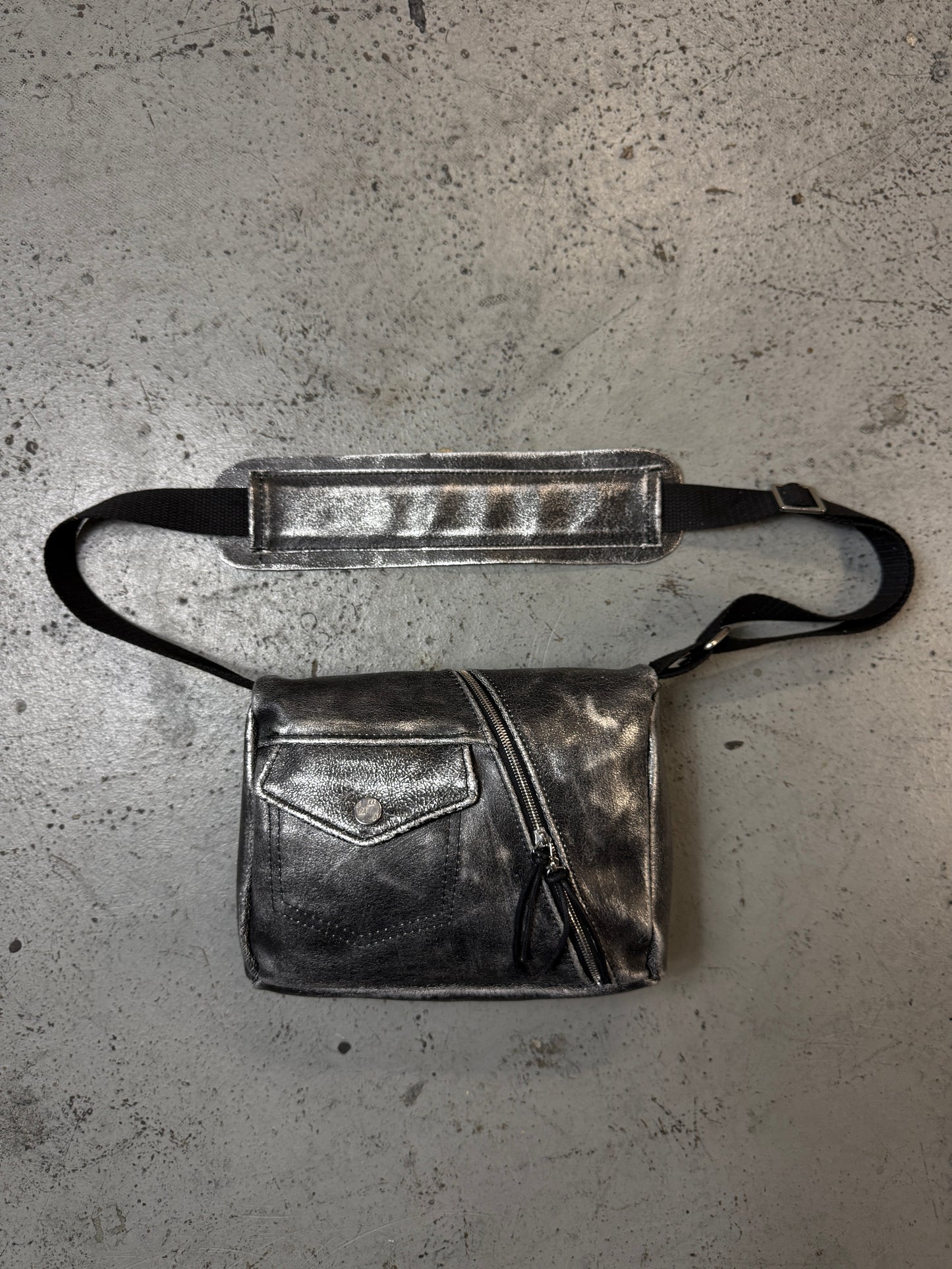 Diagonal zipper bag s v2