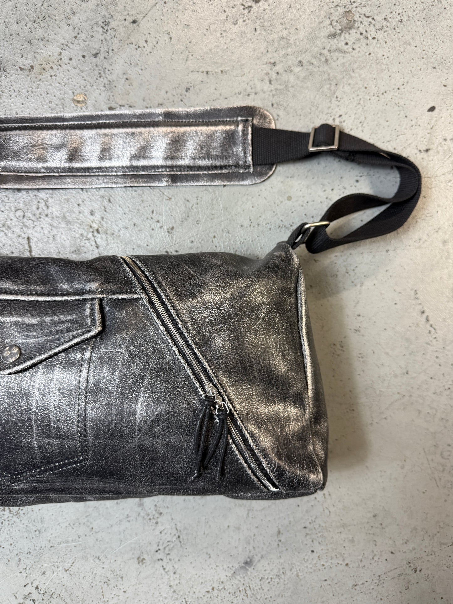 Diagonal zipper bag m v2