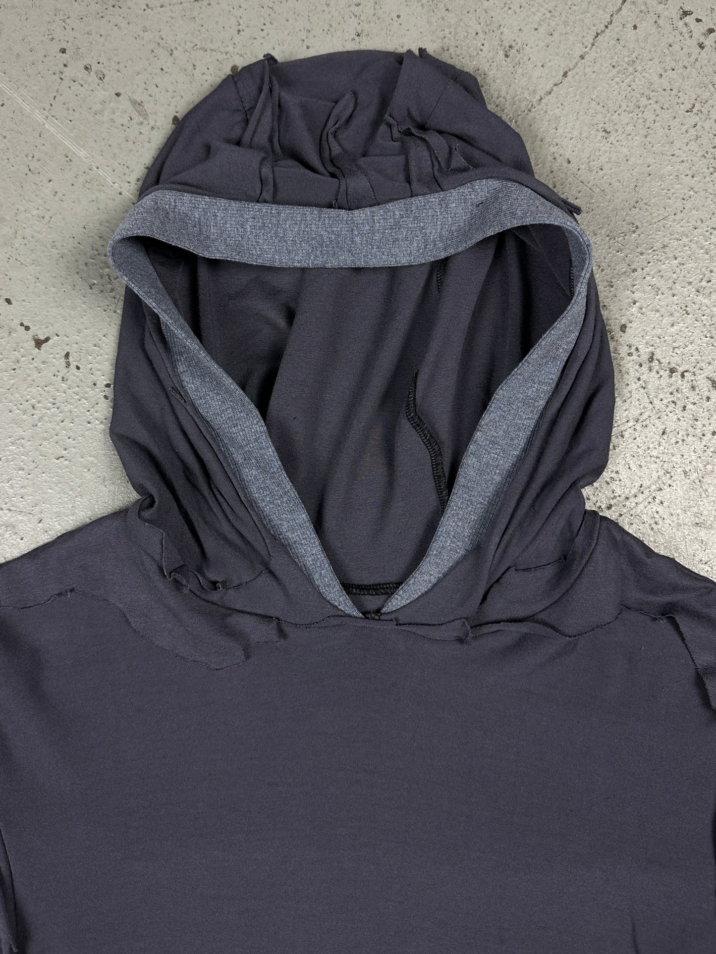 Cut-out hooded longsleeve