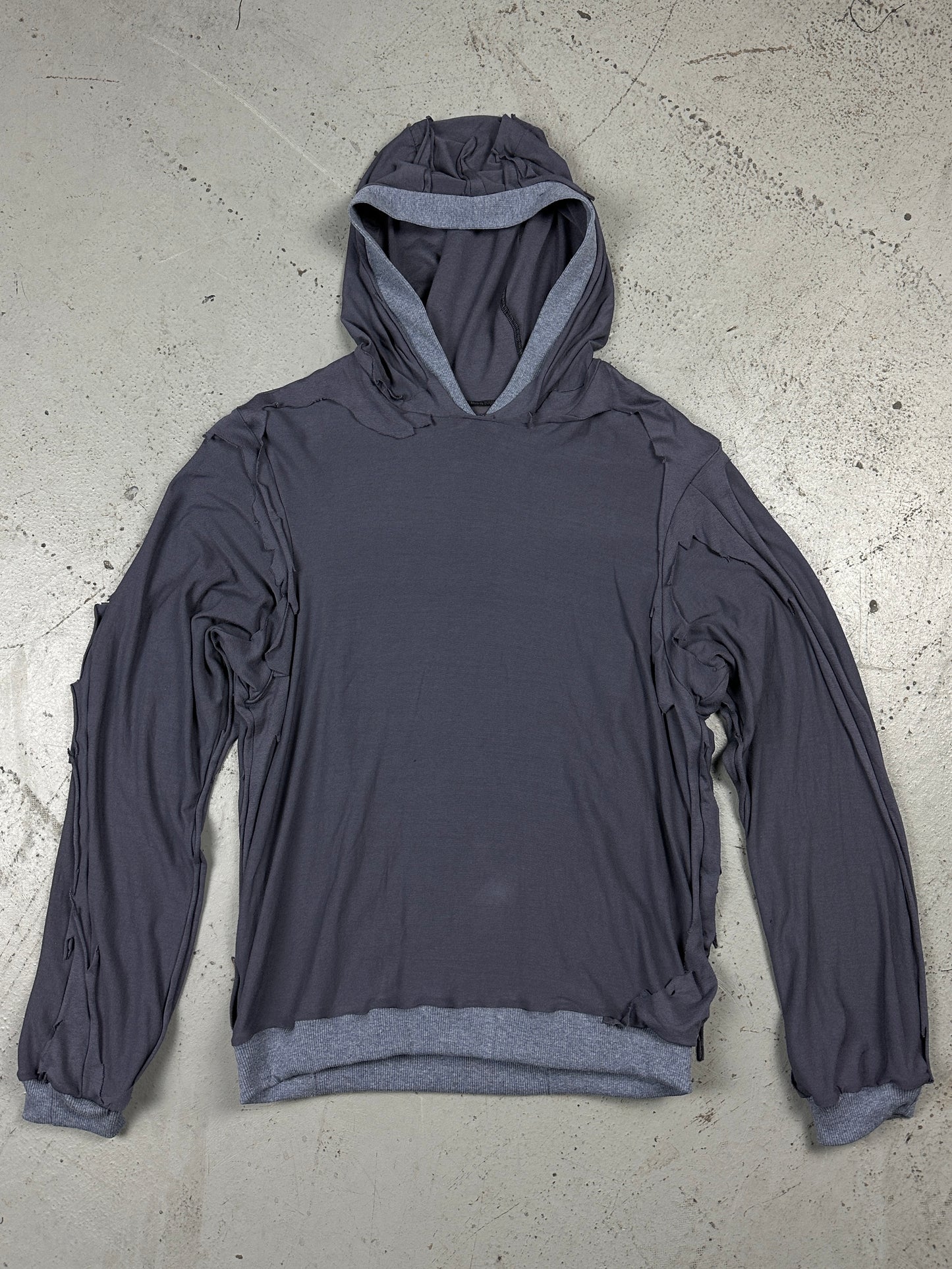 Cut-out hooded longsleeve