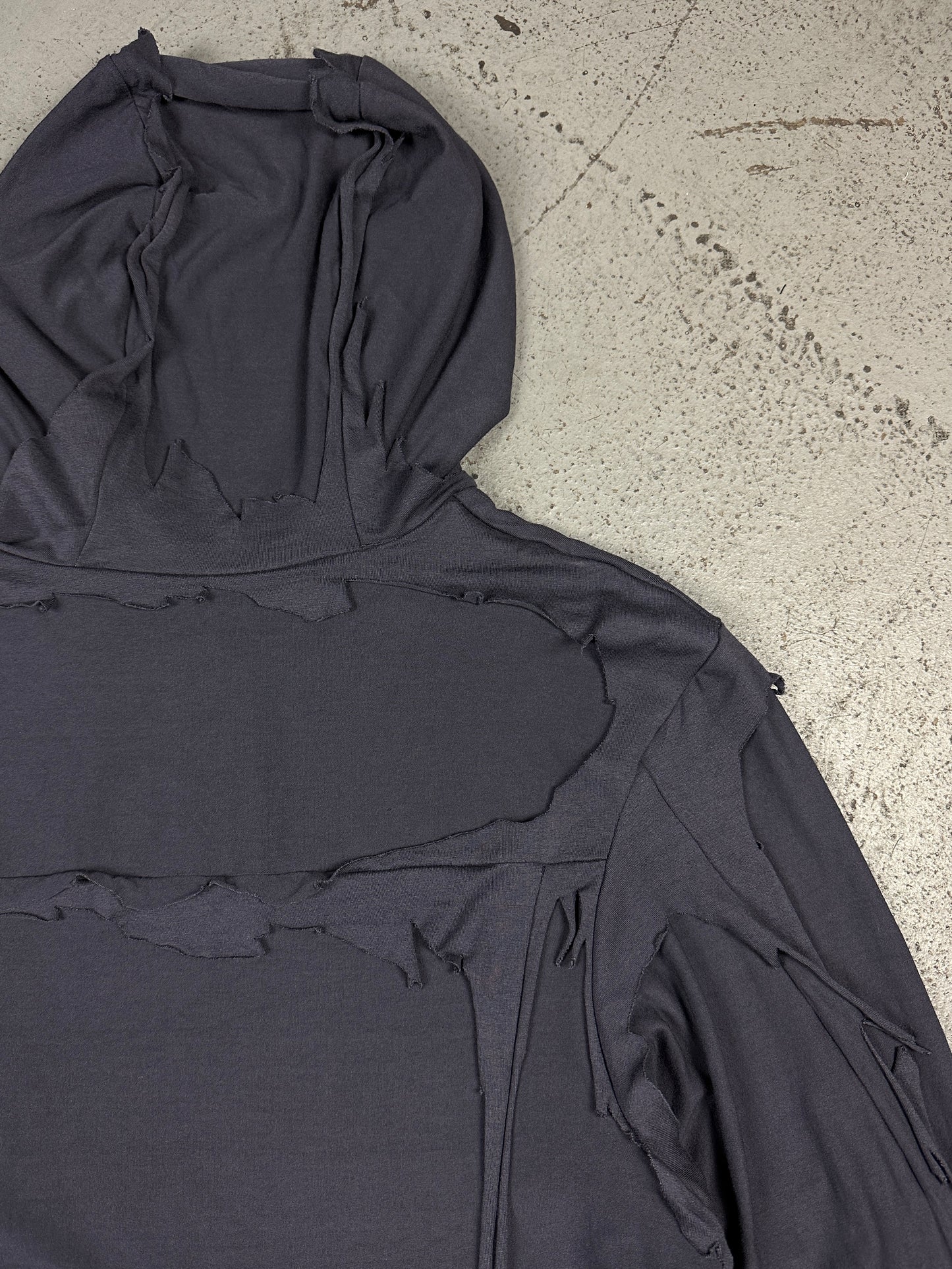 Cut-out hooded longsleeve