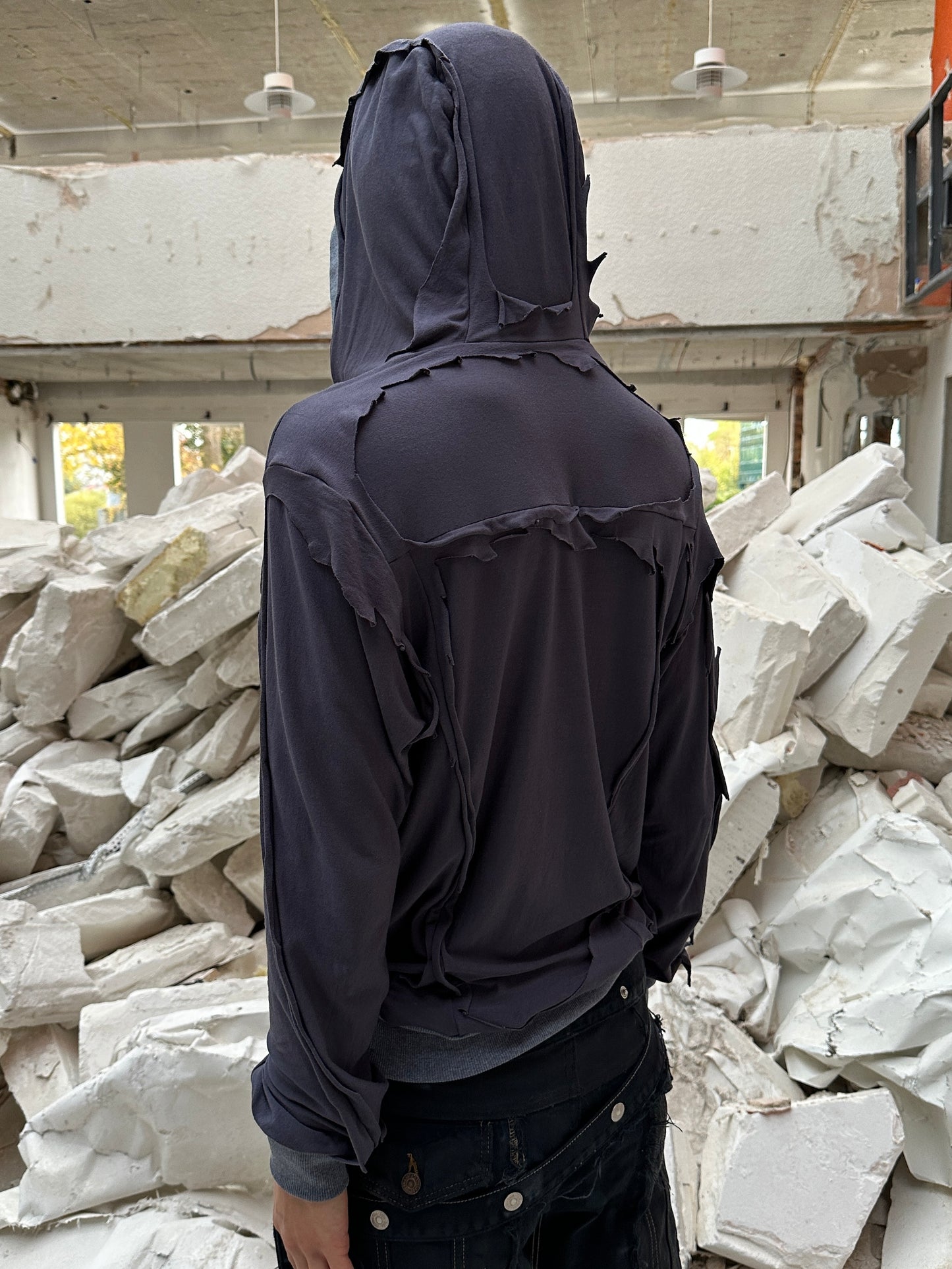 Cut-out hooded longsleeve